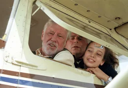 &Uuml;ber den Wolken: Paul (Dietmar Sch&ouml;nherr, links) mit seiner Enkelin Anna (Talia Chantal Bu&szlig;e).