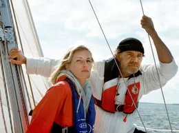 Der Umweltsch&uuml;tzer Dr. Jens Groote (Christian Kohlund) nimmt die Rechtsanw&auml;ltin Corinna Jacobs (Maria Furtw&auml;ngler) mit zu einer Bootsfahrt. Weiteres Bildmaterial finden Sie unter www.br-foto.de.