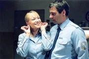 Annika (Sylwia von Wildburg) freut sich &uuml;ber die Ohrringe, mit denen Hendrik (Ulrich Drewes) eigentlich seine Schulden bezahlen wollte...