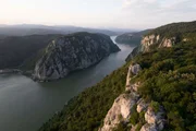 Die Schlucht des Eisernen Tors, einer der imposantesten Flussdurchbrüche Europas an der Grenze zwischen Rumänien und Serbien. Die Schlucht des Eisernen Tors, einer der imposantesten Flussdurchbrüche Europas an der Grenze zwischen Rumänien und Serbien.