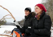 Gemeinsam verbringen Moritz (Daniel F&uuml;nffrock, l.) und Theresa (Ines Lutz, r.) eine romantische Zeit am Fluss.