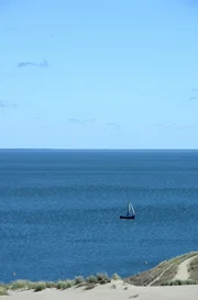 Ein Segelboot in der Kurischen Nehrung