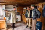 Hubert (Christian Tramitz, Mitte) und Staller (Helmfried von L&uuml;ttichau, rechts) sprechen mit dem Portr&auml;tmaler Herbert Stein (Johann Schuler). Der grantige Bayer war der beste Freund des Opfers und hatte noch am Tattag Besuch von Dr. Quirin Meyer auf seiner H&uuml;tte.