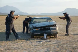 Driver (Mel Gibson, 2.v.r.) wird an der mexikanischen Grenze verhaftet