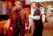 MacGyver (Richard Dean Anderson, l.) und Robins sind im Keller des Warenhauses, das Sandra Masters geh&ouml;rt.