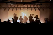 Mit ihrem Debüt „Dead“ sorgten die Young Fathers 2013 für Furore, nun schlagen sie mit ihrem neuesten Album „Heavy Heavy“ einen unerwarteten Haken. Mit ihrem Debüt „Dead“ sorgten die Young Fathers 2013 für Furore, nun schlagen sie mit ihrem neuesten Album „Heavy Heavy“ einen unerwarteten Haken.