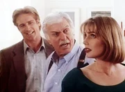 Steve (Barry Van Dyke, l.) und Dr. Sloan (Dick Van Dyke, M.) flirten heftig mit Gloria (Renee Coleman, r.).