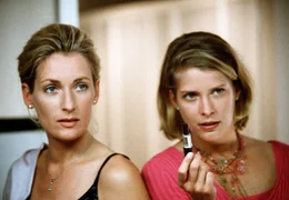 Die Rechtsanw&auml;ltin Corinna Jacobs (Maria Furtw&auml;ngerl, links) und die Meeresbiologin Saskia Janssen (Valerie Niehaus) haben sich in den selben Mann verliebt.