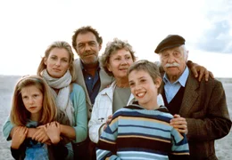 Die Rechtsanw&auml;ltin Corinna Jacobs (Maria Furtw&auml;ngler, 2. v. li.) und ihre Tochter Melanie (Ann-Sophie Dietrich, li.) schlie&szlig;en Freundschaft mit dem Umweltsch&uuml;tzer Dr. Jens Groote (Christian Kohlund, 3. v. li.), dessen Sohn Patrick (Ivo M&ouml;ller, 2. v. re.) und seinen Eltern (Antje Hagen; Ferdinand Dux).