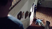 Michelle Stevens (Andrea du Roi, liegend) ist auf einer Treppe gest&uuml;rzt und hat sich dabei t&ouml;dliche Kopfverletzungen zugezogen. Ihre Tochter Clair (Lexi Ainsworth), die sie gefunden hat, ist schwer traumatisiert. Auch ihr Mann Robert (Darri Ingolfsson) ist ersch&uuml;ttert &uuml;ber den pl&ouml;tzlichen Tod seiner Gattin.