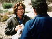 Jonathan (Michael Landon, l.) und Mark (Victor French, r.) finden verendete Seev&ouml;gel in den Gew&auml;ssern von Rose Beach.