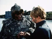 Die Kinder wollen Jonathan (Michael Landon, l.) helfen, aber die Gefahr einer Infektion ist zu gro&szlig; f&uuml;r sie.