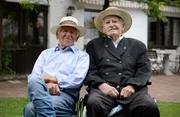 Die Maibaumr&auml;uber-Br&uuml;der Georg (rechts) und Valentin Bauer (links). 1964 gelang es ihnen, den M&uuml;nchner Maibaum zu stehlen und nach Massenhausen zu transportieren. Seither sind die Br&uuml;der fester Bestandteil des Wiesngeschehens.