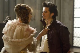 Unerm&uuml;dlich arbeitet die teuflische M'lady de Winter (Milla Jovovich, l.) daran, dass der Herzogvon Buckingham (Orlando Bloom, r.) Frankreich den Krieg erkl&auml;rt. Vorsichtshalber entwendet sie die Juwelen von K&ouml;nigin Anna und schiebt sie ihm unter, damit K&ouml;nig Louis glaubt, seine Frau habe eine Aff&auml;re mit dem Engl&auml;nder ...