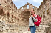 Tamina Kallert besucht den bulgarischen Ort Nessebar, der zum Unesco-Weltkulturerbe geh&ouml;rt. Dort l&auml;sst es sich pr&auml;chtig schlendern, durch die &Uuml;berreste thrakischer Befestigungsanlagen, vorbei am Apollo-Tempel und der Basilika Stara Mitropolja, der mittelalterlichen Festung, hin zu alten Windm&uuml;hlen und Ikonensammlungen.