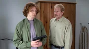 Emil Petrovic (Arsseni Bultmann, l.) hat die Waffe von Karsten H&ouml;ller (Patrick Joswig, r.) gefunden und will sich damit vor der Gang sch&uuml;tzen, die ihn bedroht.