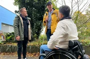 Tan Caglar (re.) trifft den taubblinden Marcell Feldmann (Mitte) und dessen Assistenz Lukas Sellquist