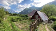 Traditionelles Haus am Ortsrand des Dorfes Theth.