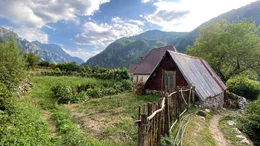 Traditionelles Haus am Ortsrand des Dorfes Theth.