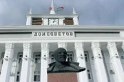 Das Rathaus von Tiraspol mit transnistrischer Flagge. Zwar v&ouml;lkerrechtlich Teil der Republik Moldau, f&uuml;hrt die Region Transnistrien eigene Regierungsgesch&auml;fte und unterh&auml;lt enge Beziehungen zu Russland &ndash; politisch, wirtschaftlich und milit&auml;risch.