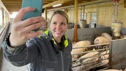 &Ouml;ffentlichkeitsarbeit im Schweinstall. Gesa Langenberg hat einen besonderen Schweinestall gebaut, mit dem sie Verbraucher:innen zeigen m&ouml;chte, wie heutzutage konventionelle Tierhaltung funktioniert.