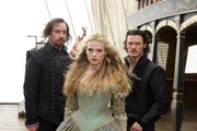 Um Constance (Gabriella Wilde, M.) aus der Gewalt von Rochefort zu befreien, sehen sich Athos (Matthew MacFadyen, l.) und Aramis (Luke Evans, r.) gezwungen, sich auf einen Deal einzulassen: D'Artagnan und die Juwelen gegen Constance ...