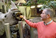 Zoodirektor J&ouml;rg Adler schaut nach den Nash&ouml;rnern und bringt gleich ein Fr&uuml;hst&uuml;cksbr&ouml;tchen mit.