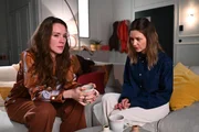 Emma (Luisa Binger, l.) gelingt es, Nathalies (Amrei Haardt) Mitleid mit sich und ihrer Situation zu verst&auml;rken.