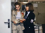 Jutta (Claudia Loerding, re.) versucht etwas herauszubekommen, doch Jule (Anke R&auml;hm) gibt nichts zu.