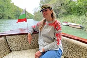 Moderatorin Tamina Kallert macht auf ihrer Bulgarienreise eine Fahrt auf dem Fluss Kamtschia.