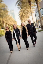 L-R: Davina, Carmen, Shania und Robert Geiss