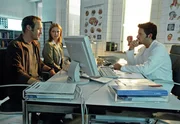 Christoph (Stephan Kampwirth, li.) und seine Frau Karen (Katharina B&ouml;hm) besprechen mit dem Neurochirurgen Dr. Victor Novak (Tim Bergmann) die schwierige Operation ihrer Tochter.