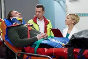 Adrian Walter (Marko Dyrlich, li.) wird nach einem Fahrradunfall vom Notarzt (Markus Neumann, mi.) in die Sachsenklinik eingeliefert. Dr. Kathrin Globisch (Andrea Kathrin Loewig, re.) wundert sich, dass Adrian so wenig Schmerzmittel braucht und auch, dass er in seinem Zustand noch in Flirt-Laune ist.