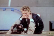 MacGyver (Richard Dean Anderson, r.) verfolgt einen Dieb, und es kommt zu einem erbitterten Kampf.