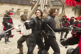 Immer Stress mit Rocheforts Truppen: (im Uhrzeigersinn) Athos (Matthew MacFadyen), Porthos (Ray Stevenson), D'Artagnan (Logan Lerman) und Aramis (Luke Evans) ...