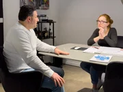 Lena Brune (29) will nach Jahren in der Erwerbsminderungsrente wieder arbeiten und ihr Wunsch geht in Erf&uuml;llung. Gesundheitlich machbar ist das, weil es ihr besser geht. Eine Medikamentenumstellung hat Lena extrem gut getan und auch ihre Social Media-Pr&auml;senz hat sich positiv ausgewirkt: Lena soll die Kommunikation eines Sportartikelgesch&auml;fts &uuml;bernehmen. Auch wenn sie immer noch ihrem Job als Operationstechnische Assistentin hinterhertrauert, freut sie sich auf ihre berufliche Zukunft