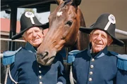 Die Maibaumr&auml;uber-Br&uuml;der Georg und Valentin Bauer in der historischen Tracht der bayerischen B&uuml;rgerwehr. In dieser Tracht reiten sie beim Trachten- und Sch&uuml;tzenzug am Sonntag den 17. September 2006 mit.
