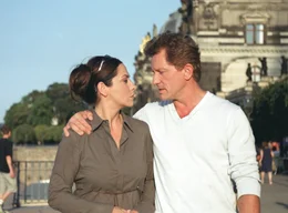 ARD BR+CKE ZUM HERZEN, Deutschland 2005, Regie Martin Gies, am Freitag (13.05.05) um 20:15 Uhr und am Dienstag (17.05.05) um 10:30 Uhr im Ersten. Langsam erkennt Karen (Simone Thomalla), dass sie mehr fYr Simon (Miroslav Nemec) empfindet, als nur berufliches Interesse. &copy; ARD Degeto/Anngret Plehn - honorarfrei, Verwendung nur im Zusammenhang mit o. g. Sendung bei Nennung Bild: "ARD Degeto/Anngret Plehn" (S 2), Programmplanung und Presse (069) 1509-334 oder -335