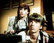 Jim-Bob (David W. Harper, r.) ist voller Stolz. Es ist ihm gelungen, einen Kurzwellensender zu bauen. Gemeinsam mit Elizabeth (Kami Cotler, l.) lauscht er den schrecklichen Nachrichten aus Europa.