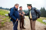 Staller (Helmfried von L&uuml;ttichau, rechts) pr&auml;sentiert Polizeirat Raimund Girwidz (Michael Brandner, links) den Maler Herbert Stein (Johann Schuler) als potentiellen T&auml;ter und will diesen verhaften. Das passt dem Chef gar nicht.
