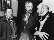 Notar Slusuhr (Dieter Wagner, rechts), David (Lutz Kraft, Mitte) und Pomuchelskopp (Joachim Wolff, links) haben eine gesch&auml;ftliche Besprechung.