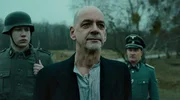 Am 17. Februar 1945 schreibt Friedrich Abramczik einen Brief an seine Familie. Dann wird er wegen seiner &Uuml;berzeugung hingerichtet. Friedrichs letzte Worte erreichen die geflohene Familie kurz nach Ende des Zweiten Weltkriegs. Ernst Kalinowski, sein Schwiegersohn, liest diesen Brief ein letztes Mal, bevor er friedlich einschl&auml;ft.