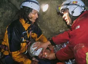 Thomas W&auml;chter (Wolfgang Krewe, re.) versorgt den in der H&ouml;hle verungl&uuml;ckten Marc Sommer (Siegfried Terpoorten) unter den besorgten Augen von Elke Stein (Elsa Hanewinkel).  +++