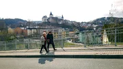 Erzieherin Karin Weigl und das ehemalige Wochenkrippenkind Katja aus Schwarzenberg. Karin Weigl hat Katja oft am Freitagabend mit zu sich nach Hause genommen, wenn ihre Mutter bis Samstag arbeiten musste.