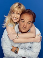 (4. Staffel) - F&uuml;hren eine Ehe mit H&ouml;hen und Tiefen: Cheryl (Courtney Thorne-Smith, l.) und Jim (James Belushi, r.) ...