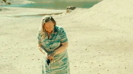 Die Kundin Gabriela (Ursula Werner) beteiligt sich widerwillig an der Jagd auf die FREAKS.