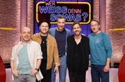 Moderator Kai Pflaume (M.) und seine Rateteam-Kapit&auml;ne Bernhard Ho&euml;cker (l.) und Wotan Wilke M&ouml;hring (r.) begr&uuml;&szlig;en in dieser Sendung den S&auml;nger und Songwriter Max Giesinger (2.v.l.) und den S&auml;nger und Songwriter Johannes Oerding (2.v.r.).