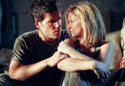 Nach einem medizinischen Einsatz w&auml;hrend des Balkankrieges kommen Victor (Tim Bergmann) und die verheiratete &Auml;rztin Karen (Katharina B&ouml;hm) sich n&auml;her.