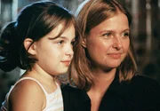 Karen (Katharina B&ouml;hm) ist &uuml;bergl&uuml;cklich, dass ihre Tochter Kim (Leslie-Vanessa Lill) die schwierige Operation gut &uuml;berstanden hat.