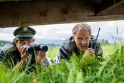 Im Revier gehen emp&ouml;rte Beschwerden ein: Ein Nacktjogger treibt in Wolfratshausen sein Unwesen und die Polizei soll dem ein Ende setzen. Hubert (Christian Tramitz, r.) und Staller (Helmfried von L&uuml;ttichau, l.) legen sich auf die Lauer.